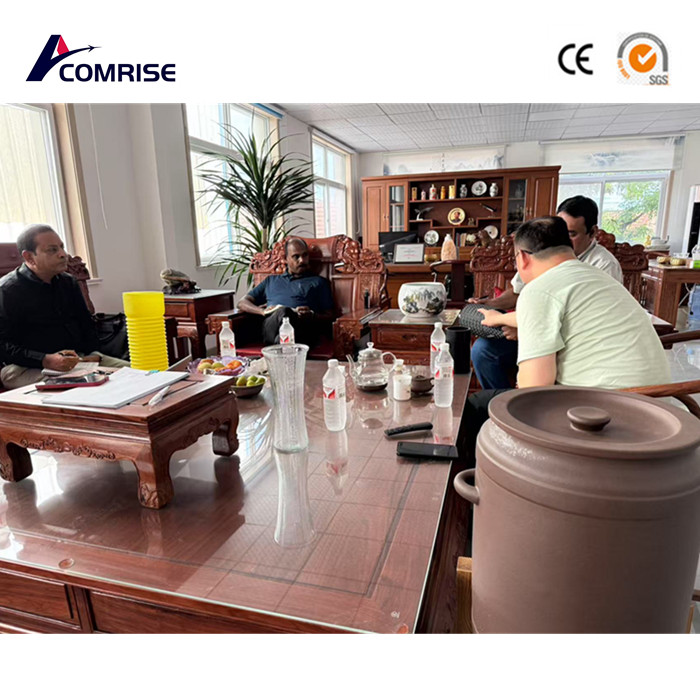 आमचा क्लायंट फॅक्टरीची तपासणी करण्यासाठी आला आणि तो खूप समाधानी होता